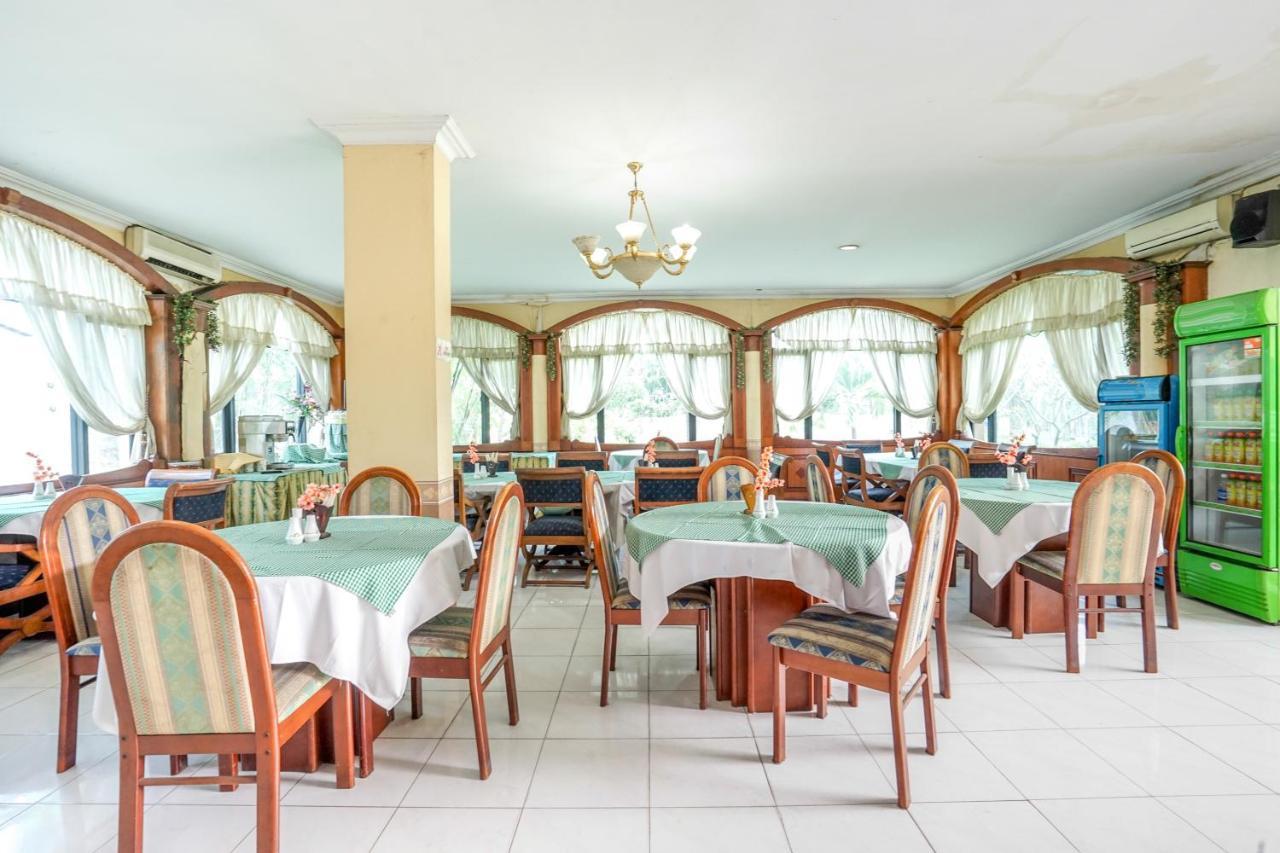 Hotel Istana Permata Juanda Sawotratap Exterior foto
