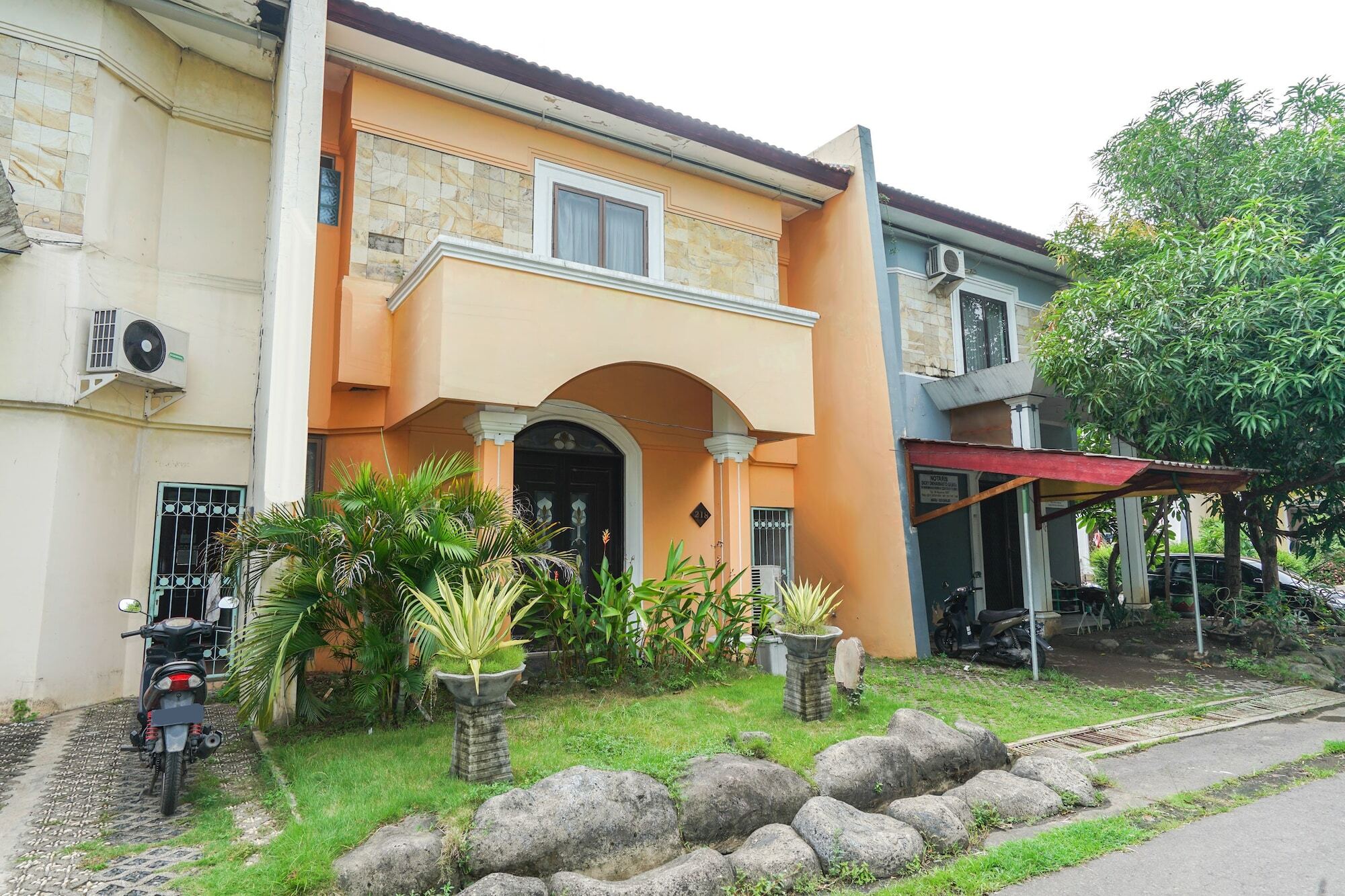 Hotel Istana Permata Juanda Sawotratap Exterior foto